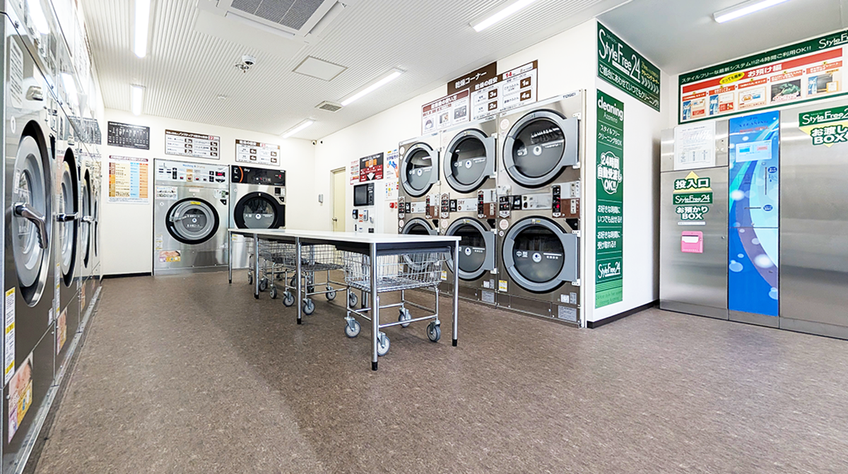 広々とした明るい店内の様子